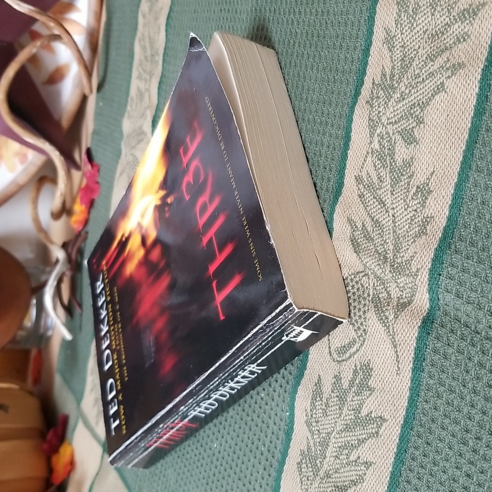 📚THREE, PAPERBACK - Picture 4 of 4